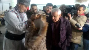 Caravana „Alege oaia” | Petre Daea şi-a cumpărat o blană de oaie, papuci din piele de miel, şosete şi o căciulă tricoloră