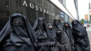 Trei australieni purtând cagula KKK, niqab şi cască de motociclist au încearcat să intre în Parlament