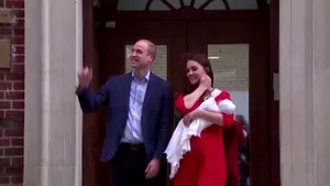 Primele imagini cu BEBELUŞUL REGAL, la aproximativ 6 ore de la naştere. Kate Middleton şi prinţul William l-au prezentat lumii, la ieşirea din spital | VIDEO