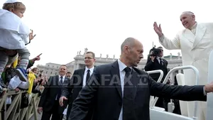 Papa Francisc a ţinut în braţe un băieţel îmbrăcat exact ca el, în timpul audienţei generale de la Vatican - FOTO