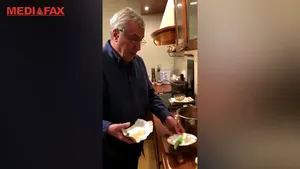 Reţeta lui Călin Popescu Tăriceanu pentru desertul de Paşte. Cum pregăteşte liderul ALDE ciocolata de casă, în familie