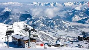 Mii de turişti au rămas blocaţi în staţiuni din Austria. Doi schiori au murit în urma avalanşelor