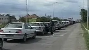 Cozi de maşini pe cinci kilometri, la ieşirea din ţară prin vama arădeană Nădlac (Video)