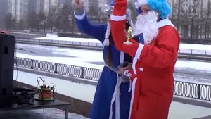 Concurs de alergat îmbrăcaţi în costume de Moş Crăciun în Sankt Petersburg