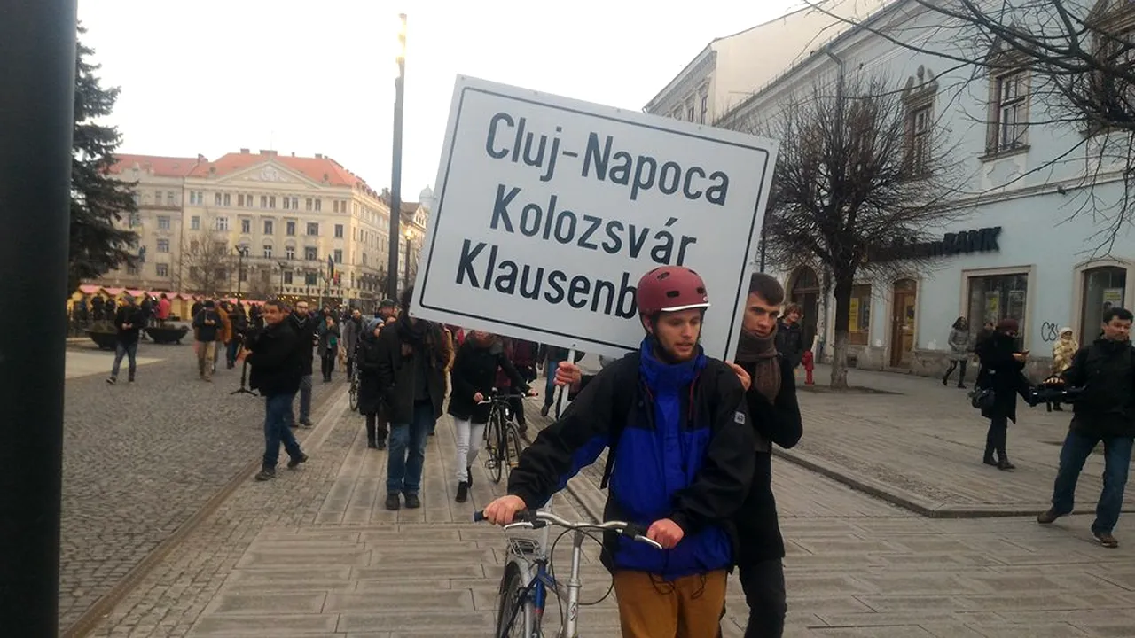 A dispărut inscripţia multilingvă cu denumirea Cluj-Napoca de pe bicicleta parcată la Primărie
