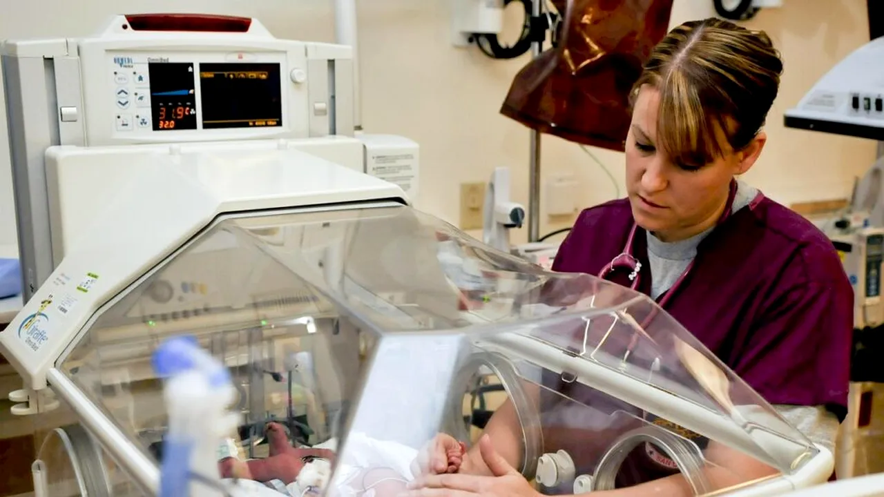 Bebeluși născuți prematur, găsiți într-o pungă de cumpărături. Mama și bunica sunt acuzate