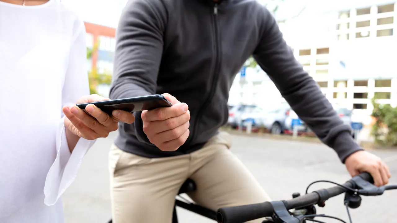 Scene şocante în Bucureşti după ce un bărbat i-a furat telefonul unei tinere. Femeia a fost târâtă cu maşina 