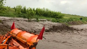 Gospodării inundate şi două drumuri acoperite de ape, în urma unor inundaţii în Vaslui | FOTO