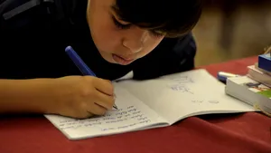 De ce nu ar trebui să renunțăm la scrisul de mână în școli