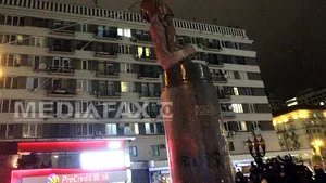 Protestatarii ucraineni au dărâmat o statuie a lui Lenin din centrul Kievului - FOTO