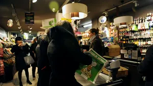 Coadă la o bancă de alimente din Paris. Peste o mie de oameni au aşteptat să primească mâncare