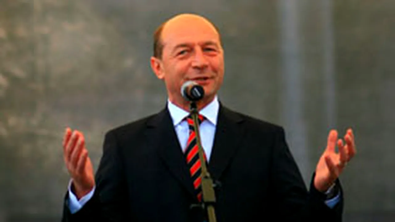 Băsescu: Ofiţerul armatei moderne trebuie să fie şi diplomat