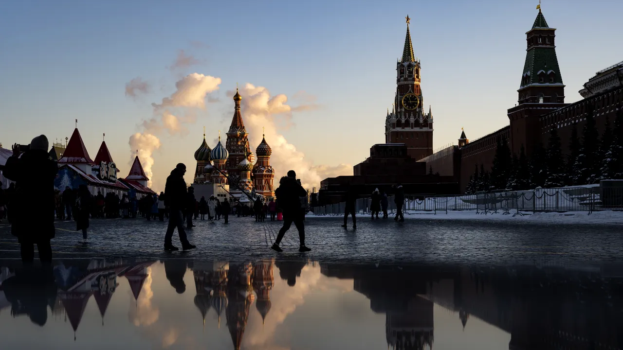 O activistă americană, arestată în Moscova pentru că a scos un viţel la plimbare prin Piaţa Roşie. Ce sancţiune a primit