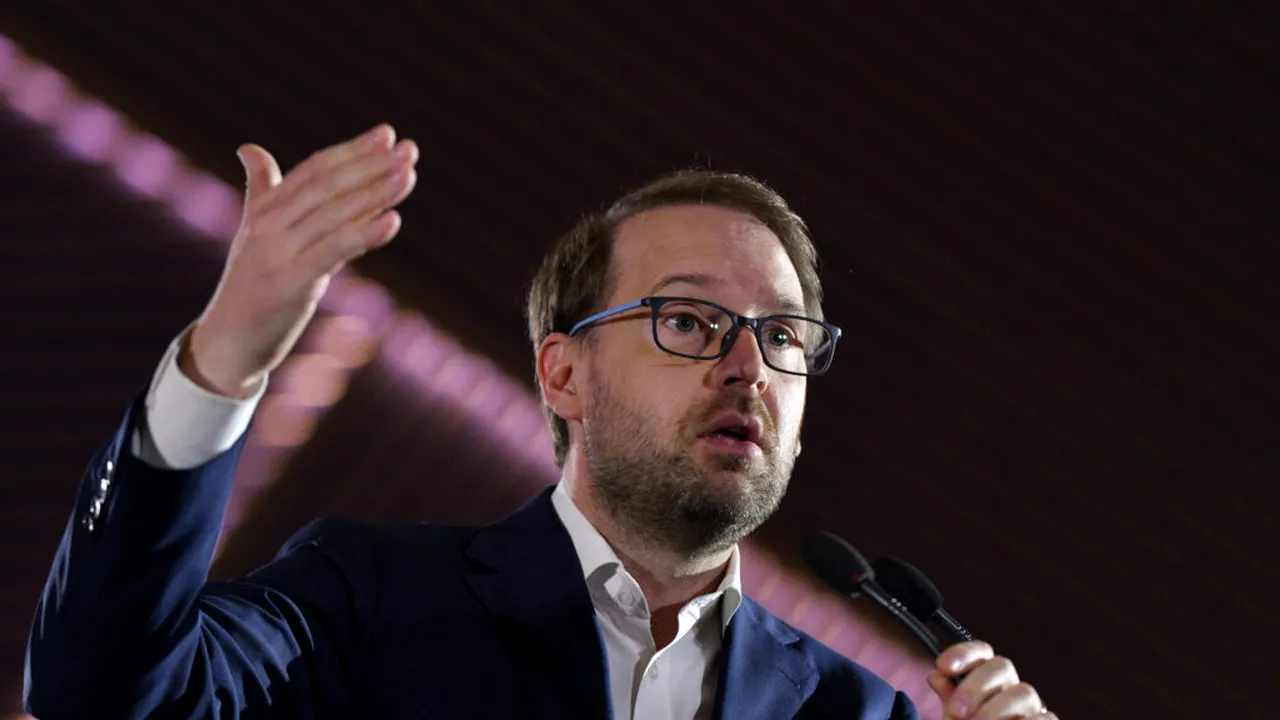 USR îl reconfirmă în unanimitate pe Dominic Fritz la conducerea partidului, după decizia CCR în cazul acestuia