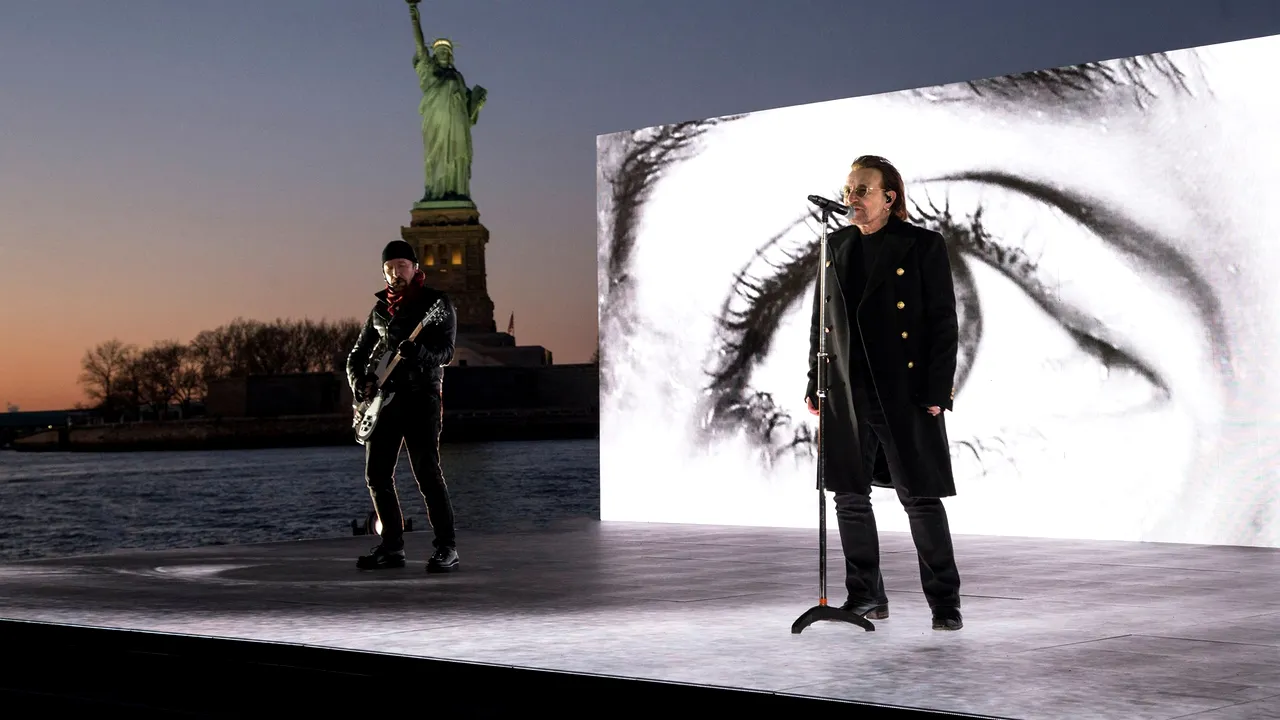 Bono şi The Edge de la U2 cântă 'Stairway To Heaven' şi dedică piesa oamenilor din spatele scenei VIDEO 