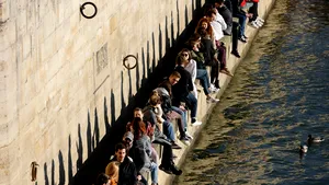 Fără stres, la Paris. Disperată, poliţia a împrăştiat mulţimea de pe malurile Senei, din cauza lipsei distanţării sociale