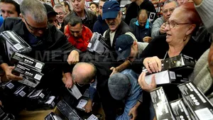 Îmbulzeală la bormaşini la preţ redus, la deschiderea unui magazin de bricolaj - FOTO