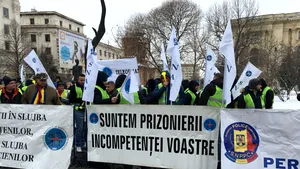 Pichet al sindicatelor din poliţie, la sediul MAI. Protestatar: Avem sedii în care ninge şi plouă