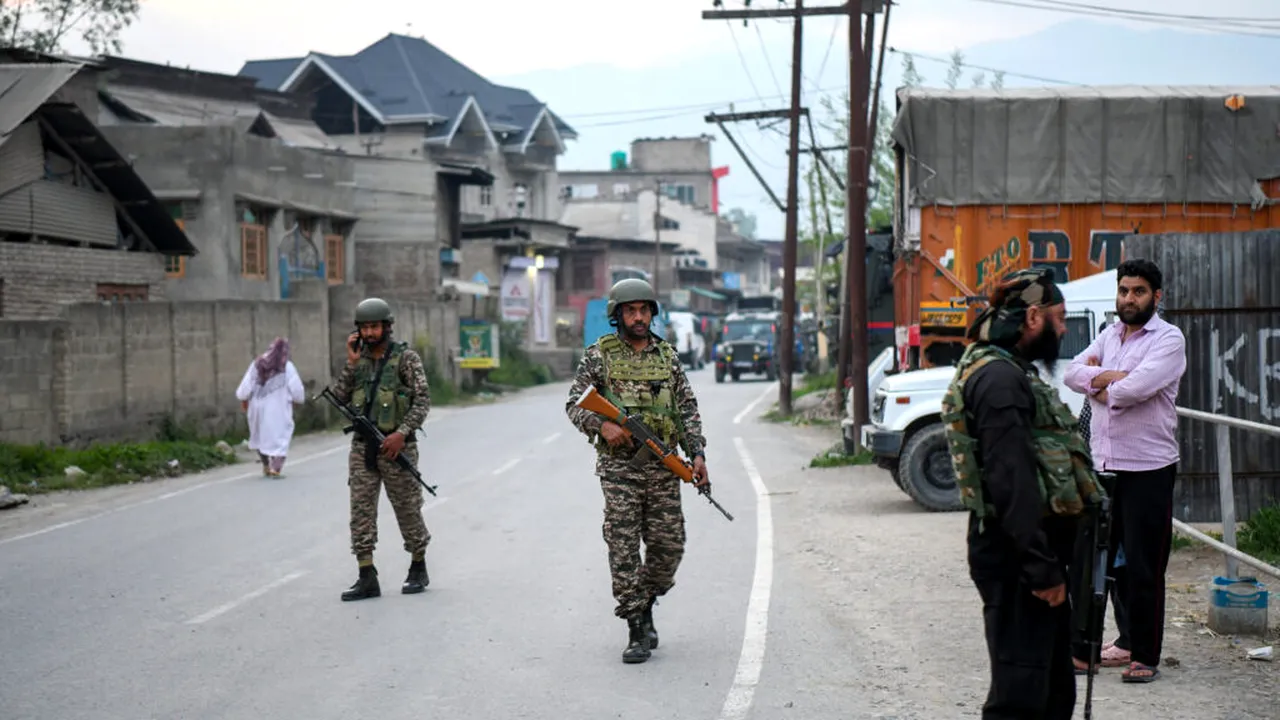 Explozii în Kashmirul indian după ce India și Pakistanul au convenit asupra unui armistițiu