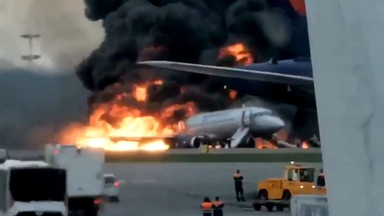 Aterizare de URGENŢĂ la Moscova: Un incendiu a izbucnit la bordul unei aeronave/ Cel puţin 41 de morţi/ IMAGINI şocante cu avionul aterizând în flăcări