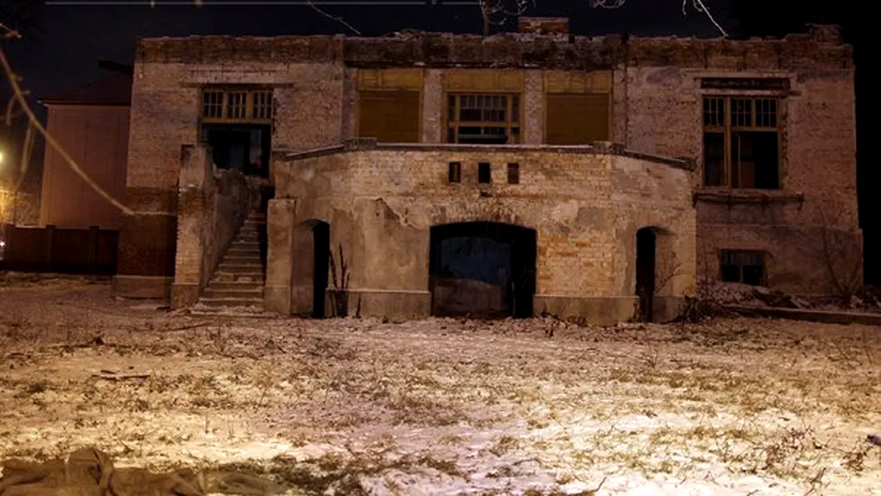 Timişorenii protestează faţă de distrugerea Casei Muhle. Monumentul istoric ajuns în proprietatea unui clan de rromi are acoperişul dărâmat - FOTO