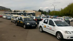 GALERIE FOTO, VIDEO Peste 300 de taximetrişti în marş cu maşinile prin oraş cerând ca Uber să plece din România