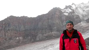 REPORTAJ: Primul român ajuns pe Everest, Teodor Tulpan, răspândeşte 