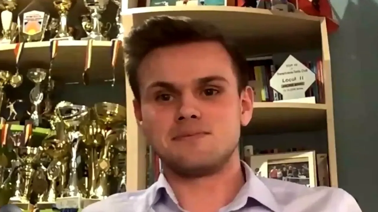 Sinteza ”Ochii pe mine. ”Andrei Brisc, arbitru ATP şi WTA la 19 ani. Ce spune despre meciul în care a arbitrat-o pe Simona Halep: ,,Erau 10.000 de oameni prezenţi la meciul demostrativ”