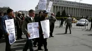 Romanian Farmers Stage Protest, Picket Govt HQ