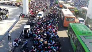 Migrare în masă în India, în timpul pandemiei. Sute de mii de oameni încearcă să ajungă acasă. Experţii se tem de o catastrofă în această ţară