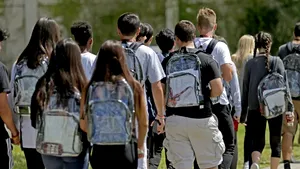 Florida le va permite elevilor să poarte doar ghiozdane transparente. Măsură menită să sporească siguranţa şcolară