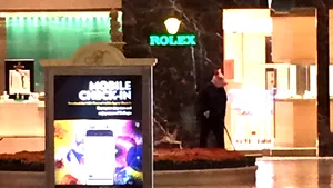 VIDEO Poliţia a înconjurat un cunoscut hotel din Las Vegas după ce mai mulţi bărbaţi cu o măşti cap de porc ar fi încercat să efectueze un jaf armat