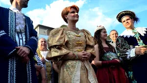 Craiova: Lia Olguţa Vasilescu a defilat îmbrăcată în haine de domniţă, la Zilele Mihai Viteazul