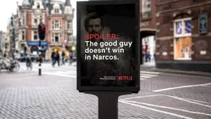 Campanie inedită pentru a descuraja oamenii să iasă din casă. Spoilere ale serialelor Netflix, pe postere mari în centrul oraşului