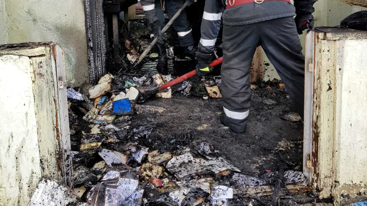 Zeci de cărţi bisericeşti distruse în urma unui incendiu la o casă parohială 
