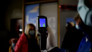 Măsurarea temperaturii şi portul măştii la birou: Principalele obligaţii ale firmelor