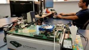 FOTO | Tehnologie de top pentru smartphone şi camere foto, creată de 30 de ingineri din Braşov