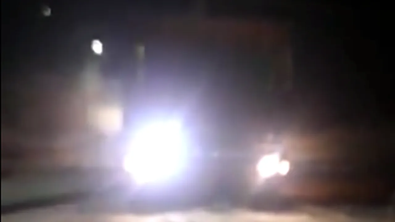VIDEO | Cum se aruncă banii pe fereastră: asfalt turnat pe ninsoare într-o comună din Bistriţa Năsăud. Explicaţia primarului