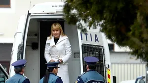 Udrea, către parlamentari: Am fost verificată la sânge şi dezbrăcată în arestul Poliţiei Capitalei, mi s-a luat sutienul