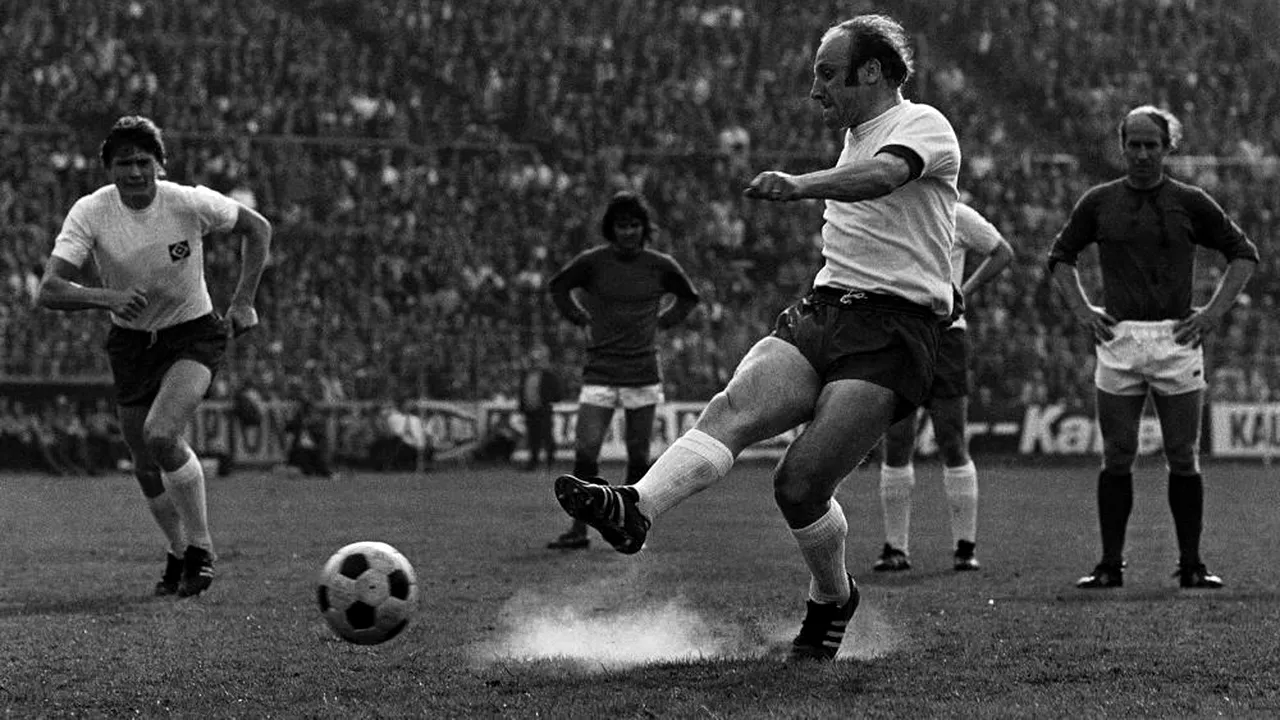O legendă a fotbalului german a murit. A jucat toată cariera la Hamburg şi este cel mai bun marcator al echipei în Bundesliga