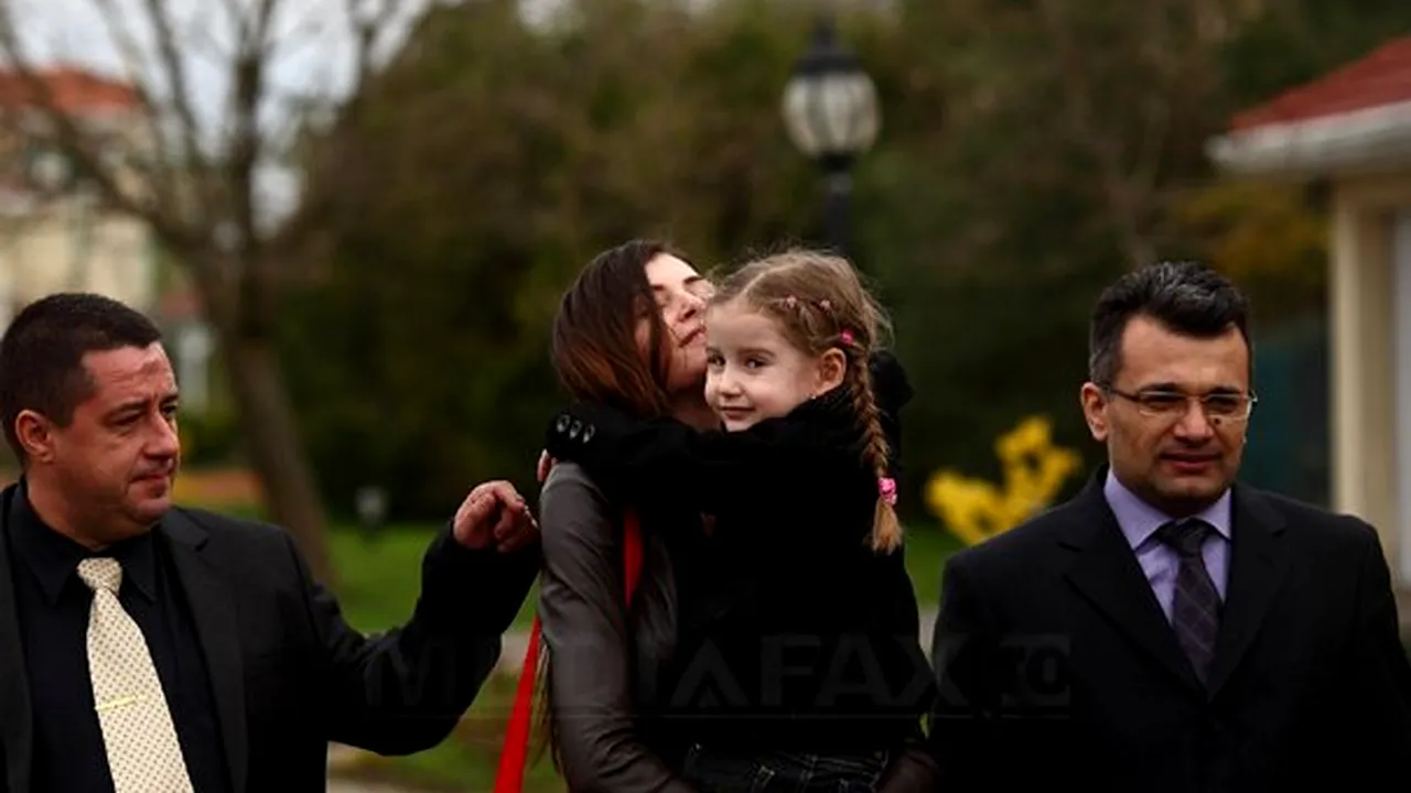 Monica Columbeanu şi-a luat fetiţa de la Izvorani. Executor judecătoresc, avocaţi şi poliţie la poarta lui Irinel Columbeanu - VIDEO, FOTO