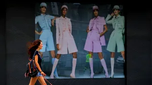 Saloane pline de clienţi de la prima oră. Angajaţii au revenit cu emoţii la muncă 