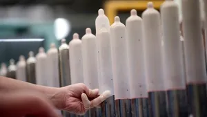 Ne îndreptăm spre o criză globală de prezervative. Principalul producător mondial şi-a întrerupt activitatea