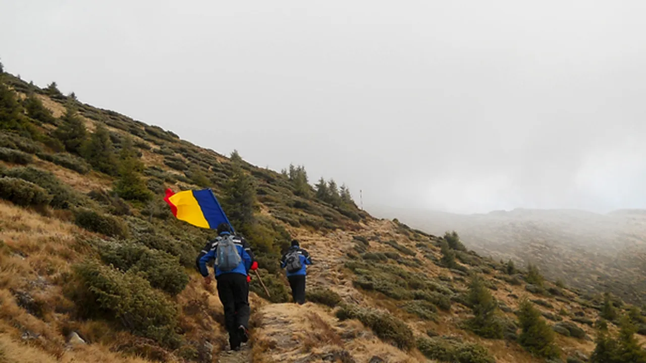 ZIUA NAŢIONALĂ A ROMÂNIEI: Drapelul naţional, arborat de jandarmi montani şi un salvamontist în Parângul Mare - GALERIE FOTO 