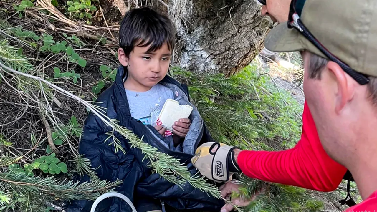 Copil de 4 ani, din California, dispărut din camping, găsit după 22 de ore petrecute în sălbăticie