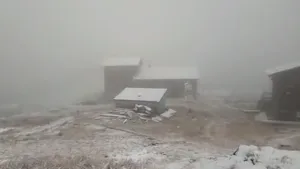 FOTO - Deszăpezire pe Transfăgărăşan. Strat de zăpadă de 10 centimetri. Drumarii au împrăştiat o tonă de sare
