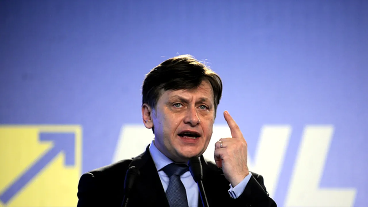Antonescu: La Cotroceni e deşert, Băsescu îşi trece zilnic peste acesta alaiul de pitici