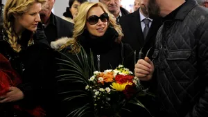 Zeci de fani ai Larei Fabian i-au cântat artistei în stradă la Bucureşti - GALERIE VIDEO