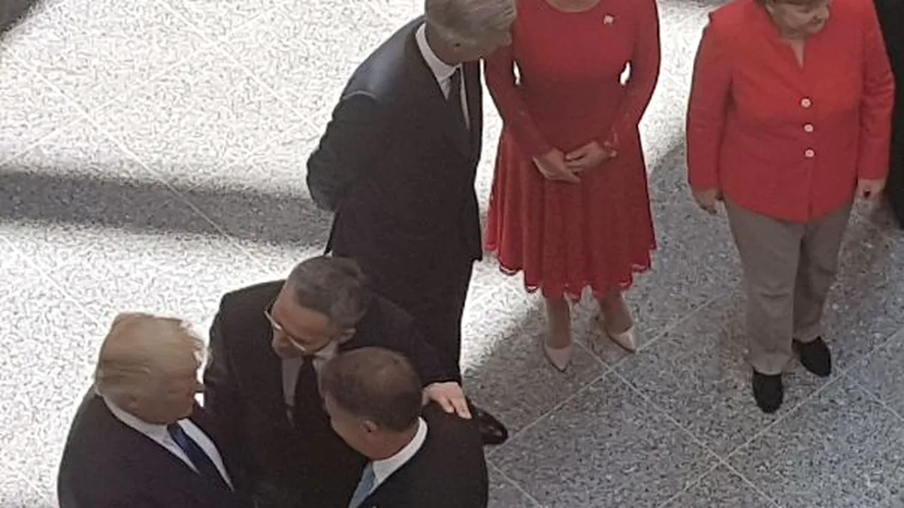 FOTO Klaus Iohannis, prezent la primul summit NATO la care participă preşedintele SUA. Scurte întâlniri cu Donald Trump şi Emmanuel Macron