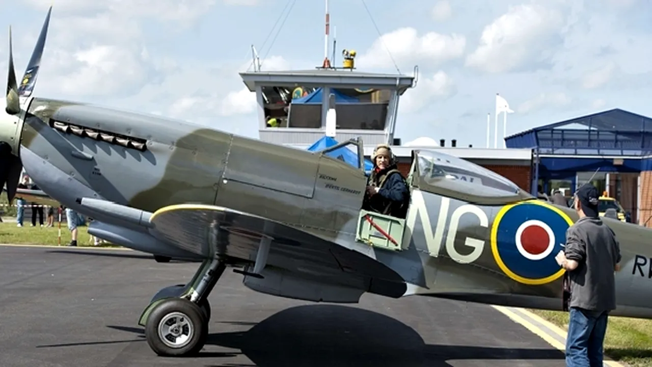 Brad Pitt a cumpărat un avion Spitfire, cu 2 milioane de dolari